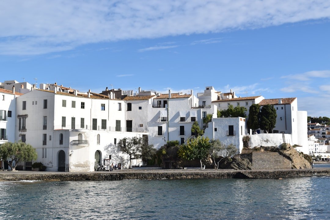 White house by the sea