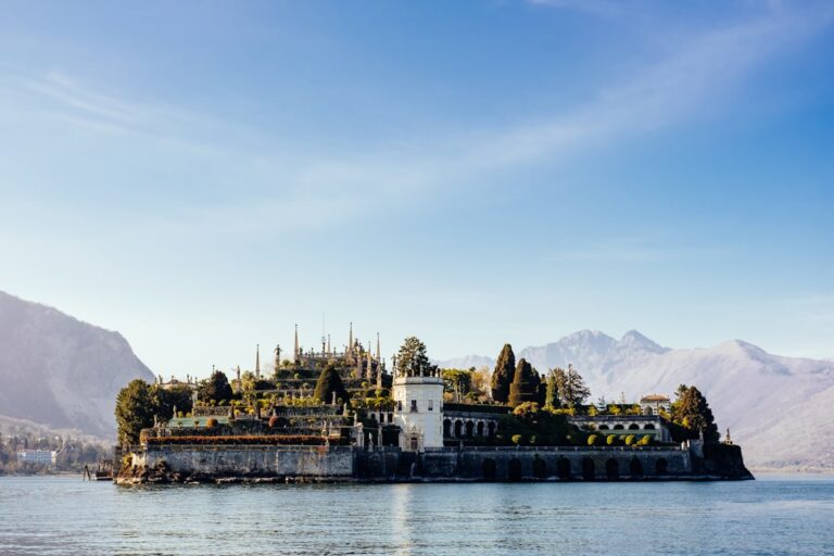 Lakeside Italy: Scenic Towns, Mountains and Lakeside Escapes