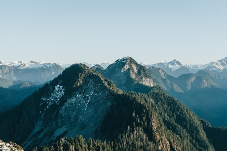 From Peaks to Pacific: A Traveler’s Guide to British Columbia’s Mountains, Coastlines, and Scenic Routes