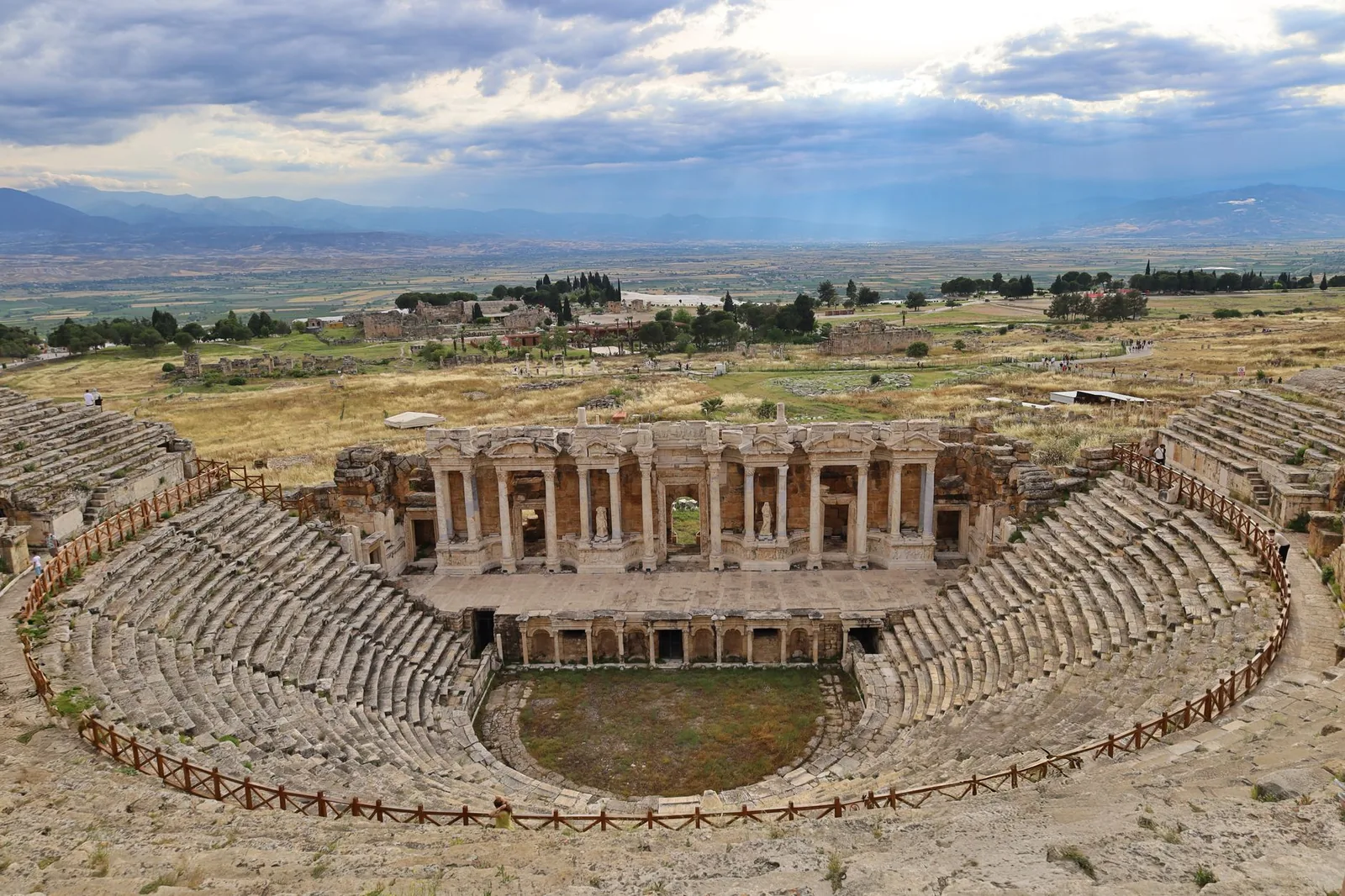 A view of the ancient Roman amphitheater in Hierapolis, Pamukkale, Türkiye, showcasing its grand structure.